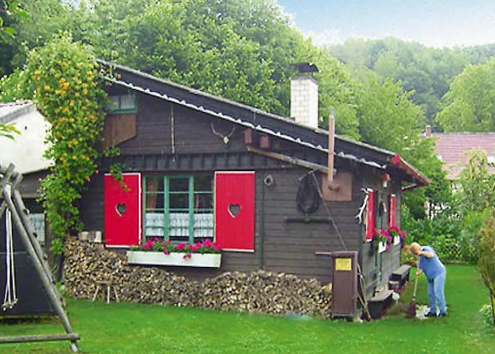 In Mit Garten بيت للعطل